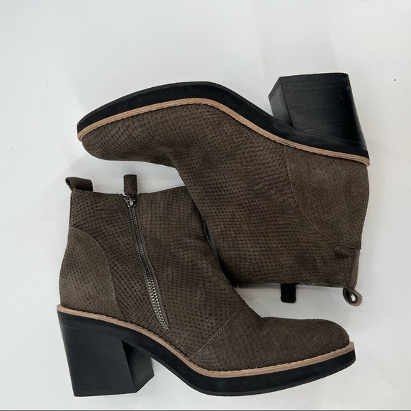 EILEEN Fisher grey suede textured ankle boots size 10 - Picture 4 of 8